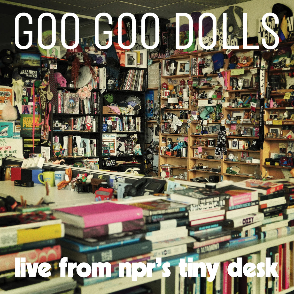 书店内部,书架和书籍堆满整个空间,上方有'Goo Goo Dolls'的字样和'live from NPR's Tiny Desk'的文本。